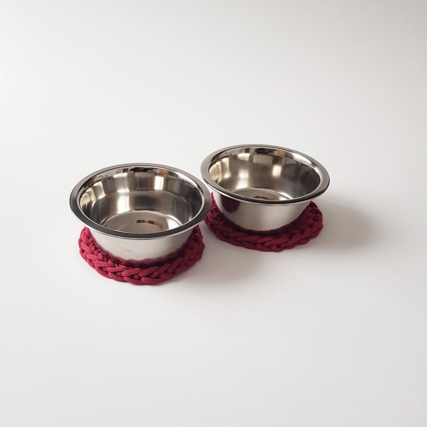 Set 2 boluri pentru caini si pisici cu suporturi lucrate manual, 400 ml