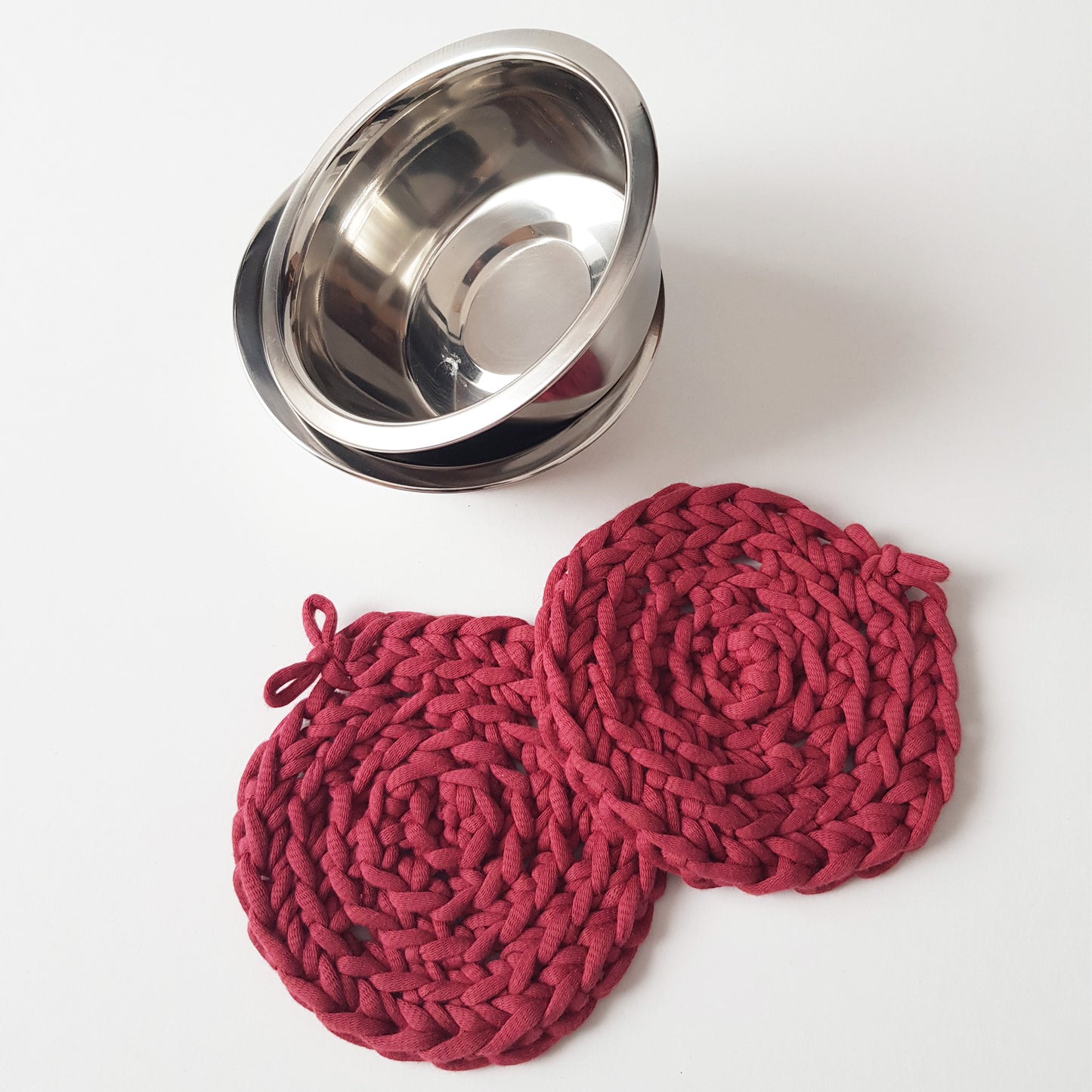 Set 2 boluri pentru caini si pisici cu suporturi lucrate manual, 400 ml