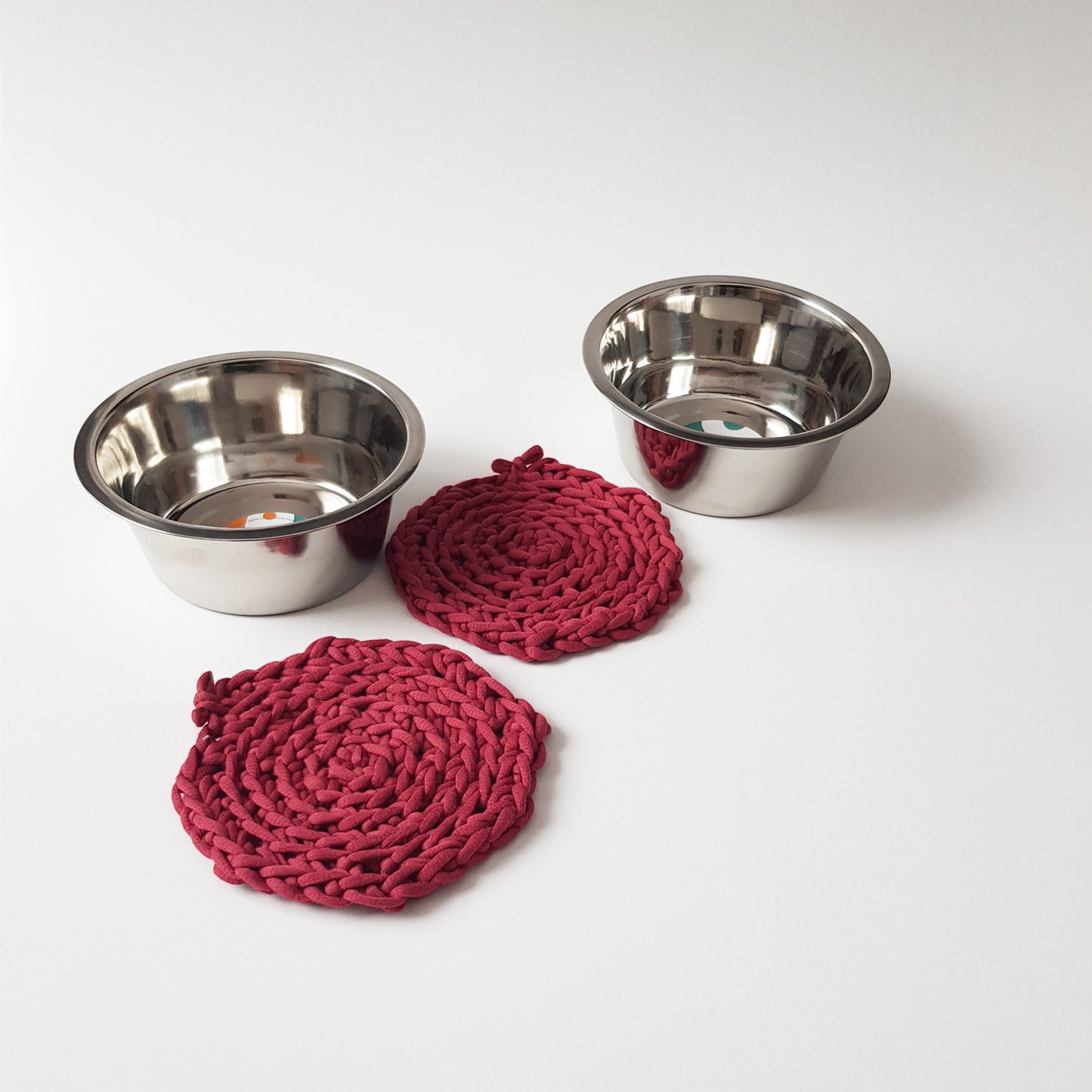 Set 2 boluri pentru caini si pisici cu suporturi lucrate manual, 850 ml