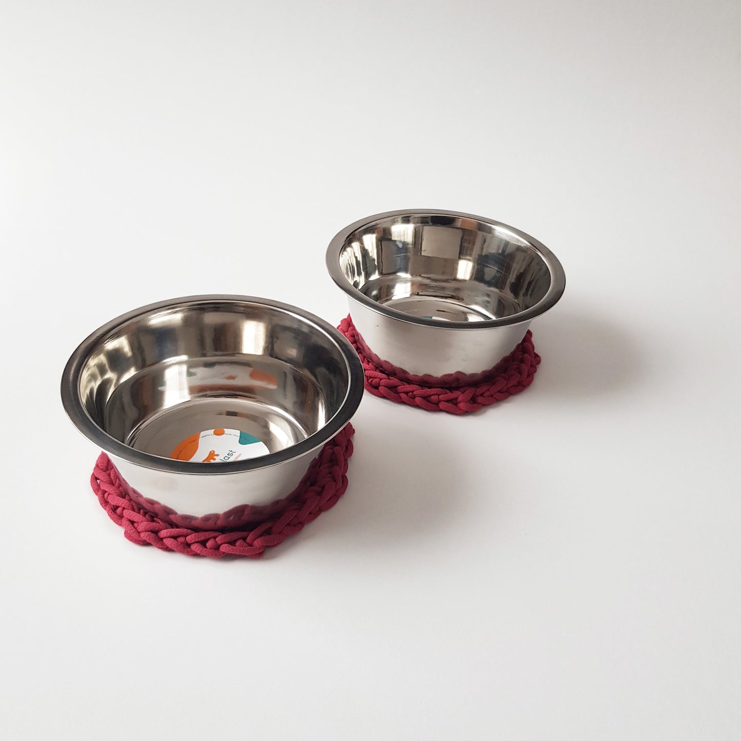 Set 2 boluri pentru caini si pisici cu suporturi lucrate manual, 850 ml