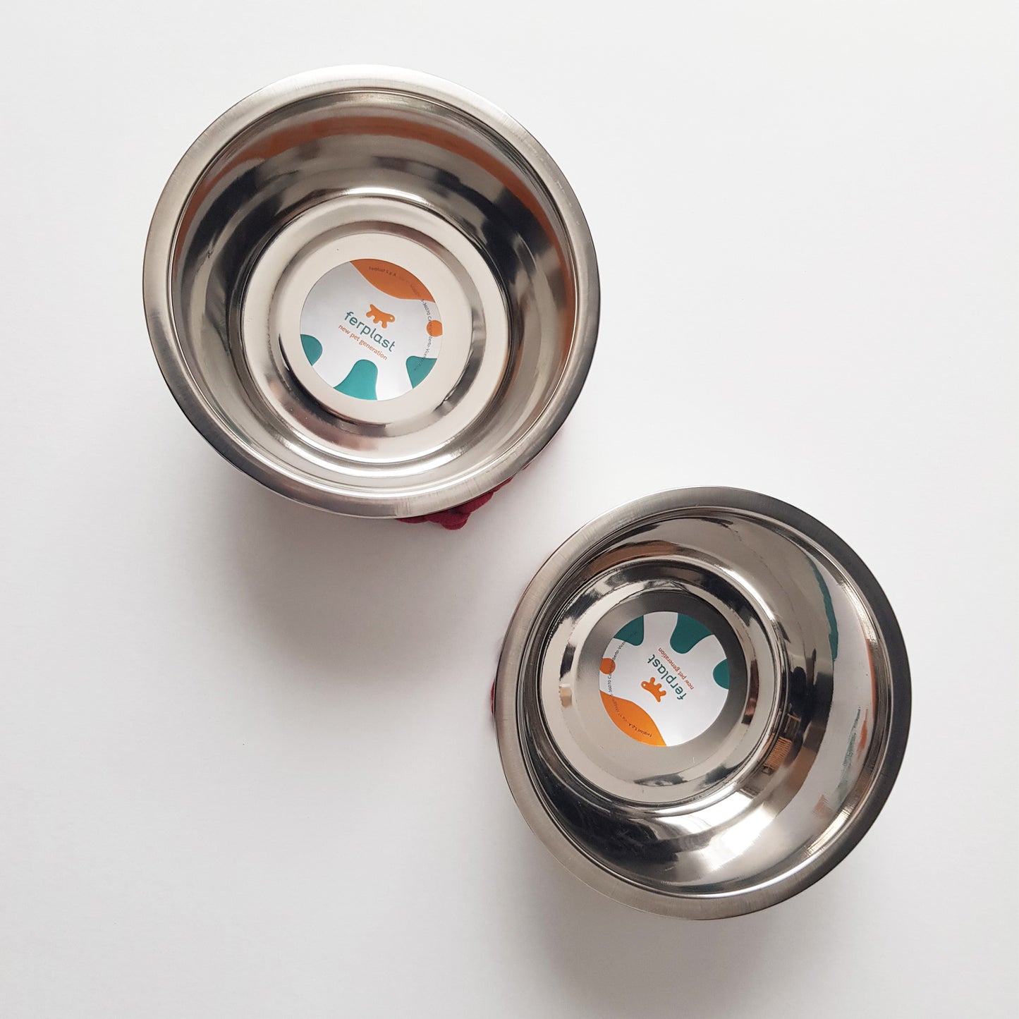 Set 2 boluri pentru caini si pisici cu suporturi lucrate manual, 850 ml