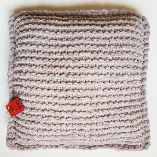 Culcus tricotat pentru pisici si caini, bej-gri, 50 x 50 cm, Blanosic (lucrat manual)