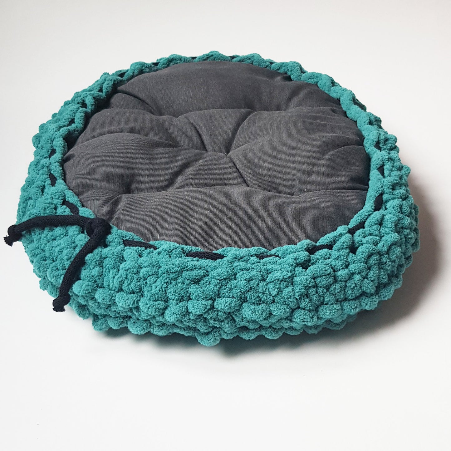 Culcus moale pentru caini si pisici verde-negru-rosu 58x42 cm (lucrat manual)