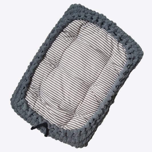 Culcus pentru caini si pisici, gri cu dungi, 65x45 cm (lucrat manual)