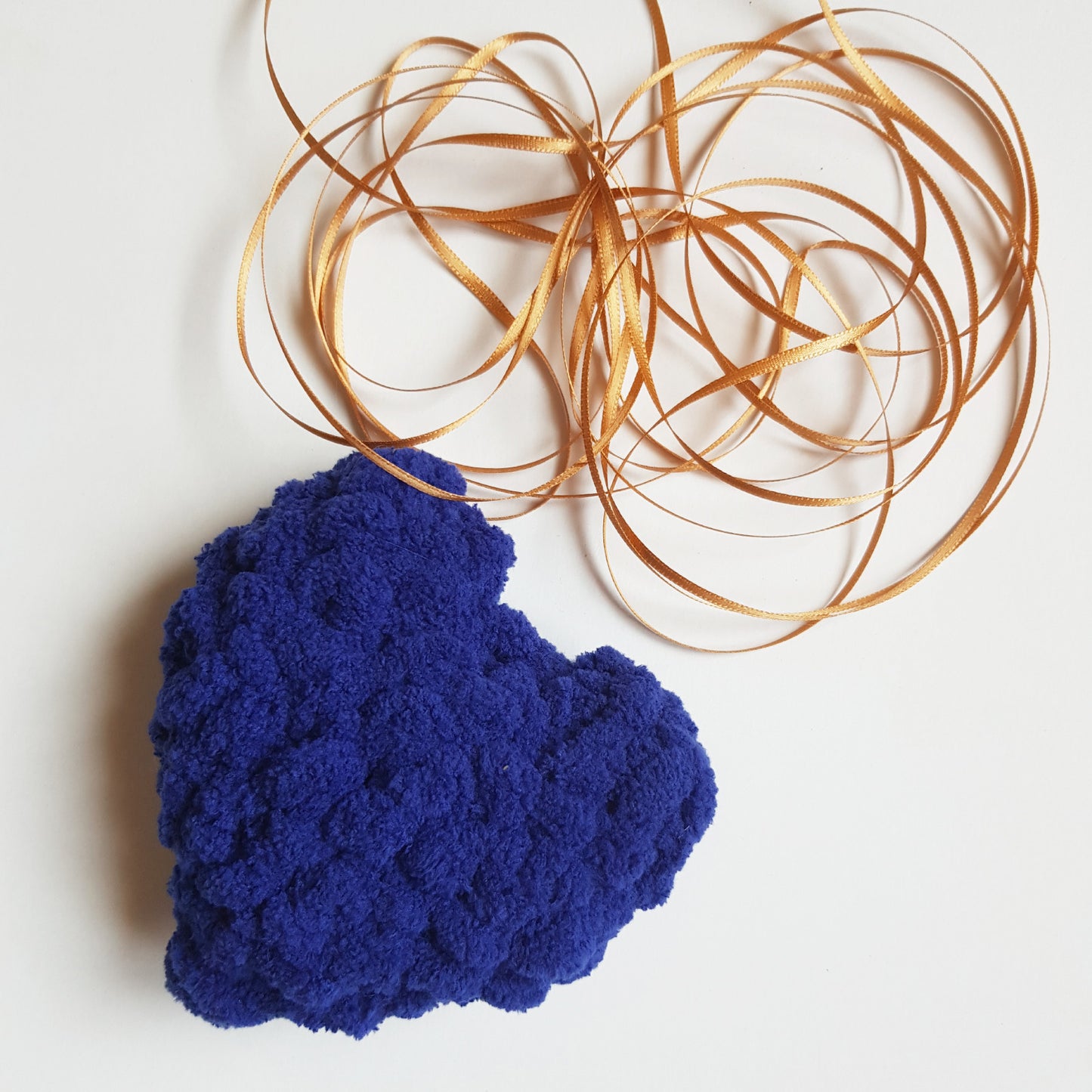Jucarie catifelata pentru caini, Forma de inima, Bleumarin, 11 cm, Blanosic (lucrata manual)
