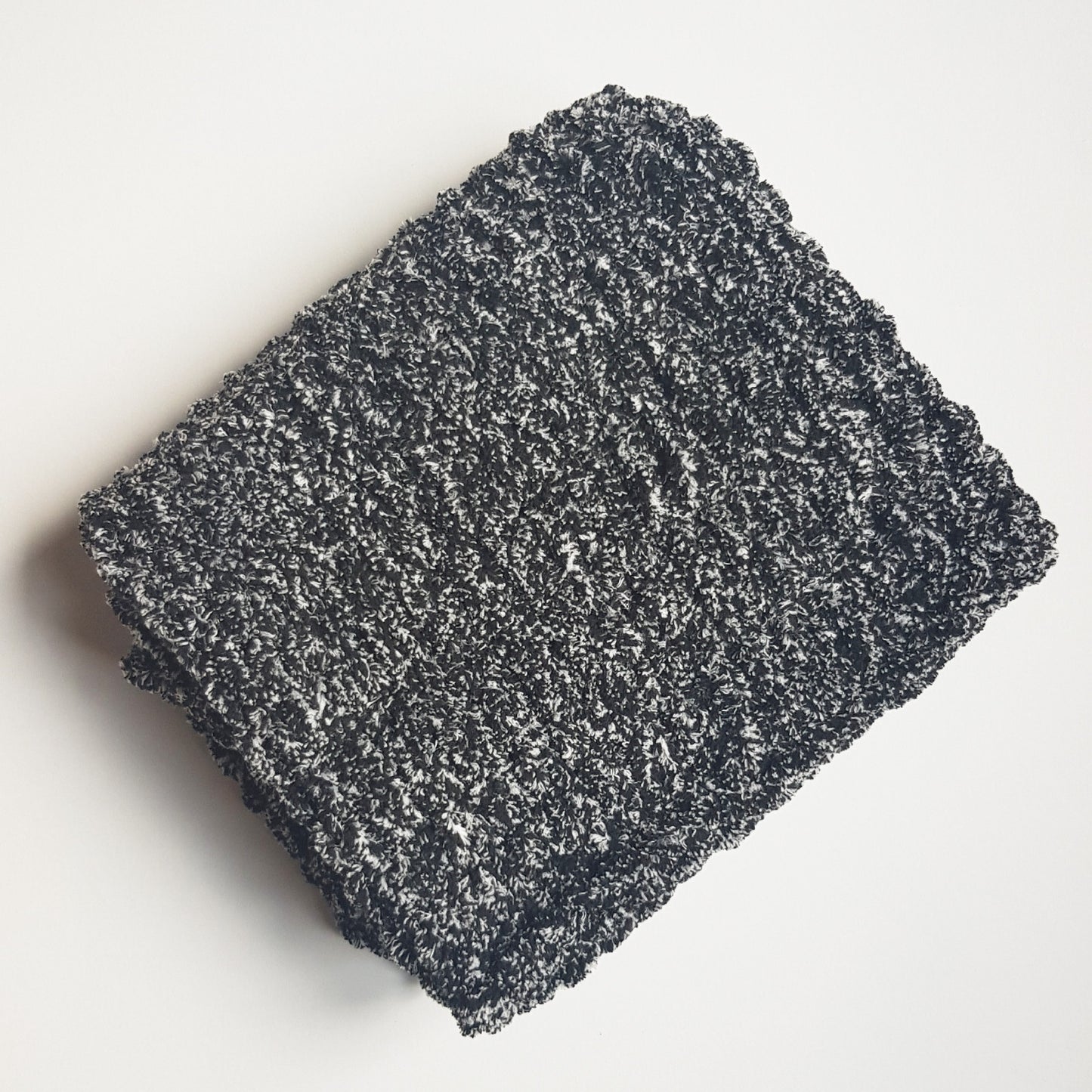 Paturica de voiaj pentru caini si pisici, negru cu alb, 120x50 cm, Blanosic (lucrata manual)