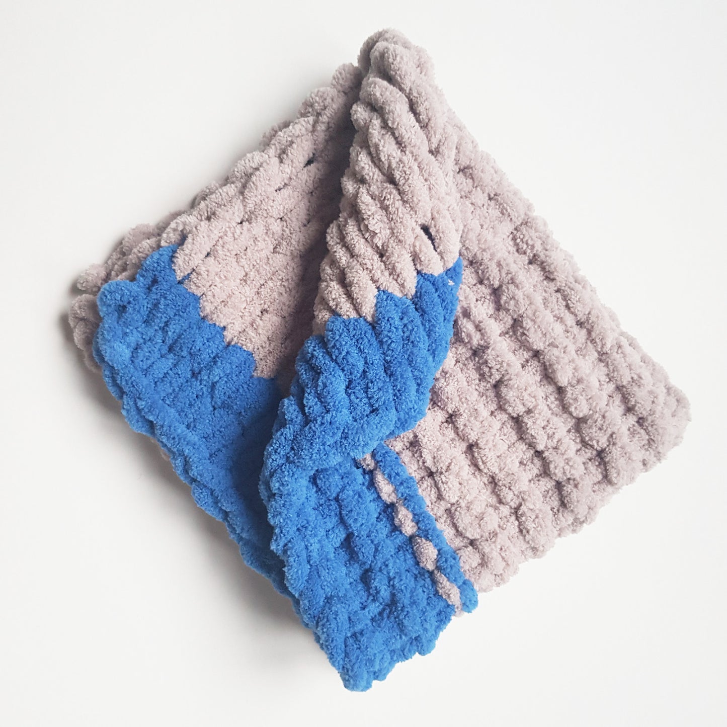 Paturica pentru catelusi baietei, bej-gri-albastru, 50x40 cm, Blanosic (lucrata manual)