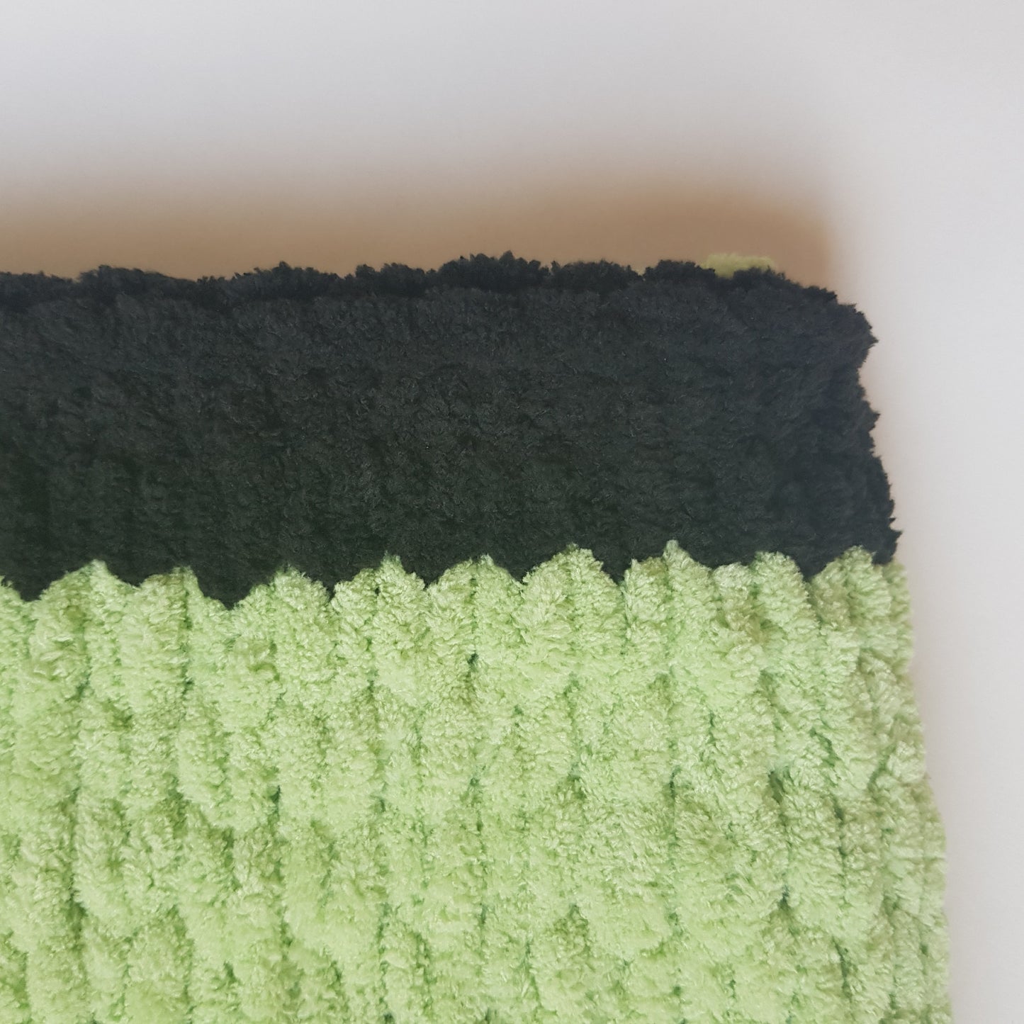 Paturica pentru caini si pisici, verde-praz-negru, 60x60 cm, Blanosic (lucrata manual)