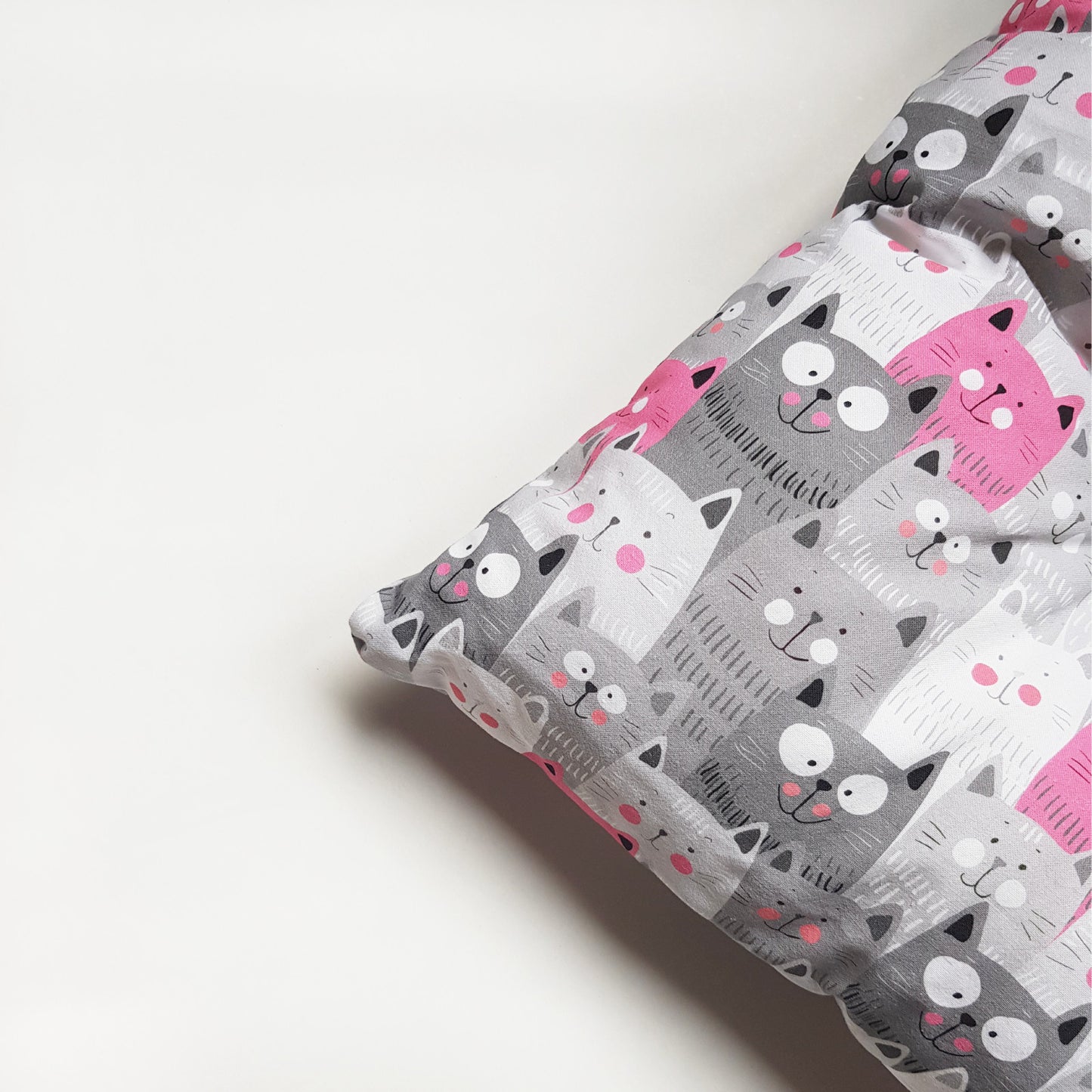 Perna pentru caini si pisici, model cu pisicute, 100% bumbac, 50 x 40 cm, Blanosic (lucrata manual)