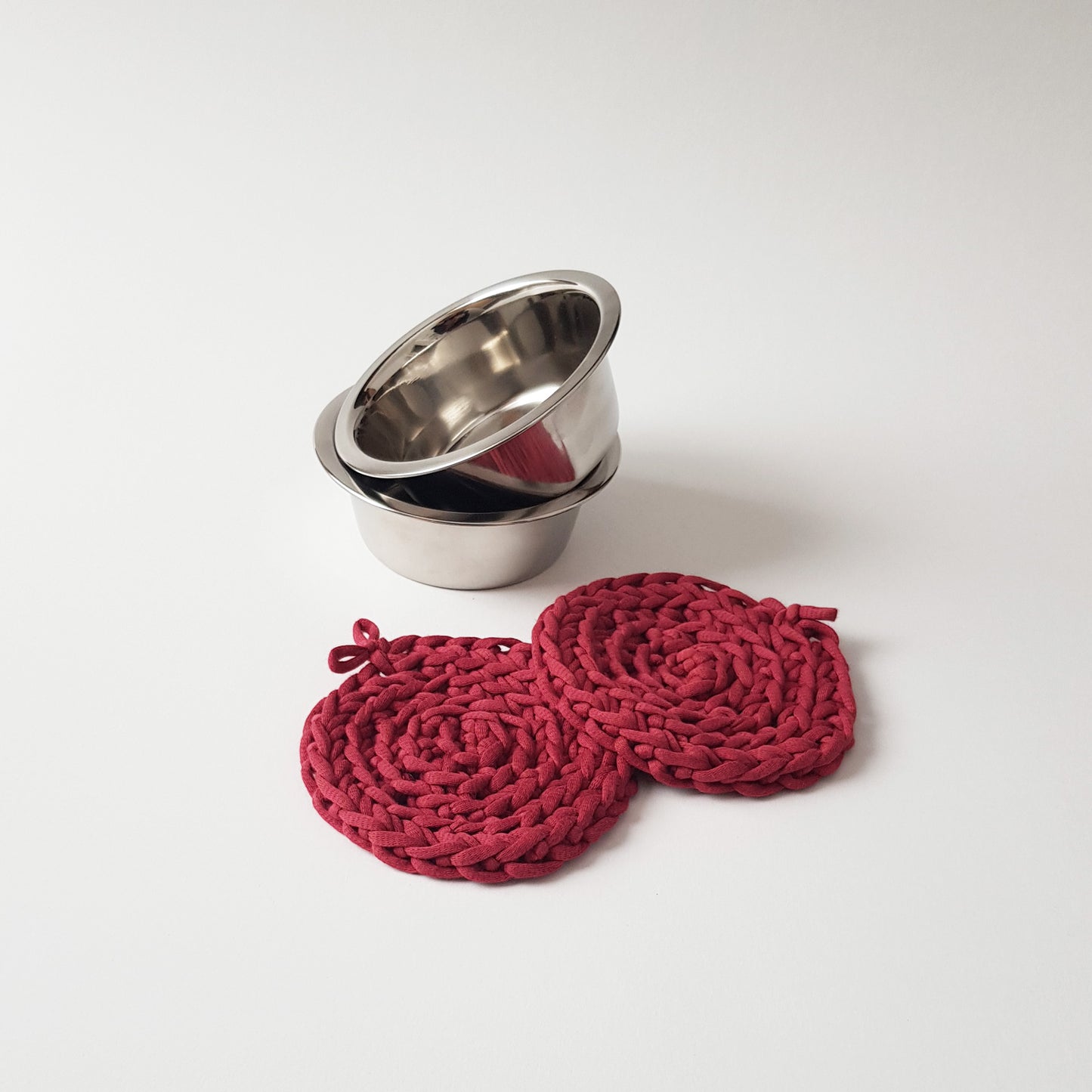 Set 2 boluri pentru caini si pisici cu suporturi lucrate manual, 400 ml