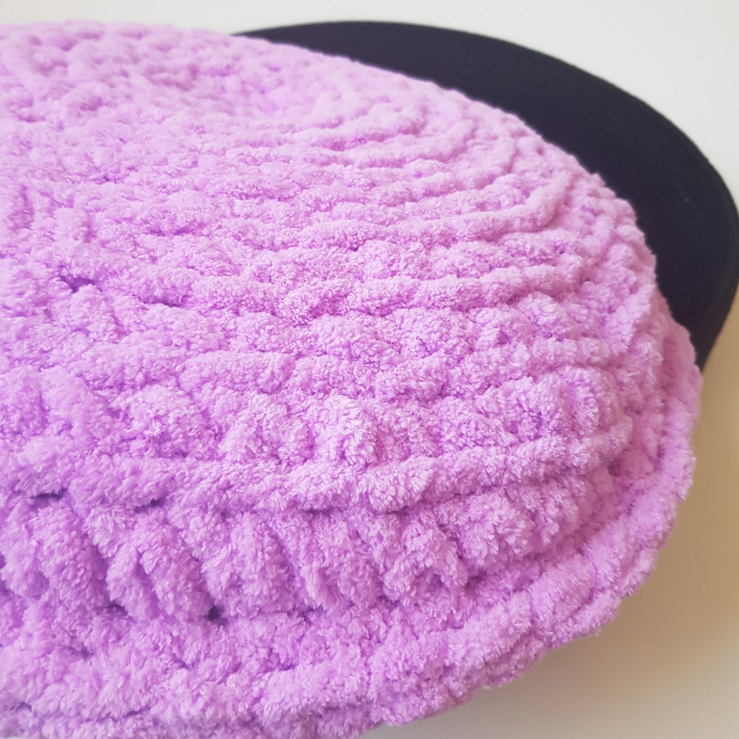 Cos cu perna moale pentru caini si pisici, negru-liliachiu, 45 cm (lucrata manual)