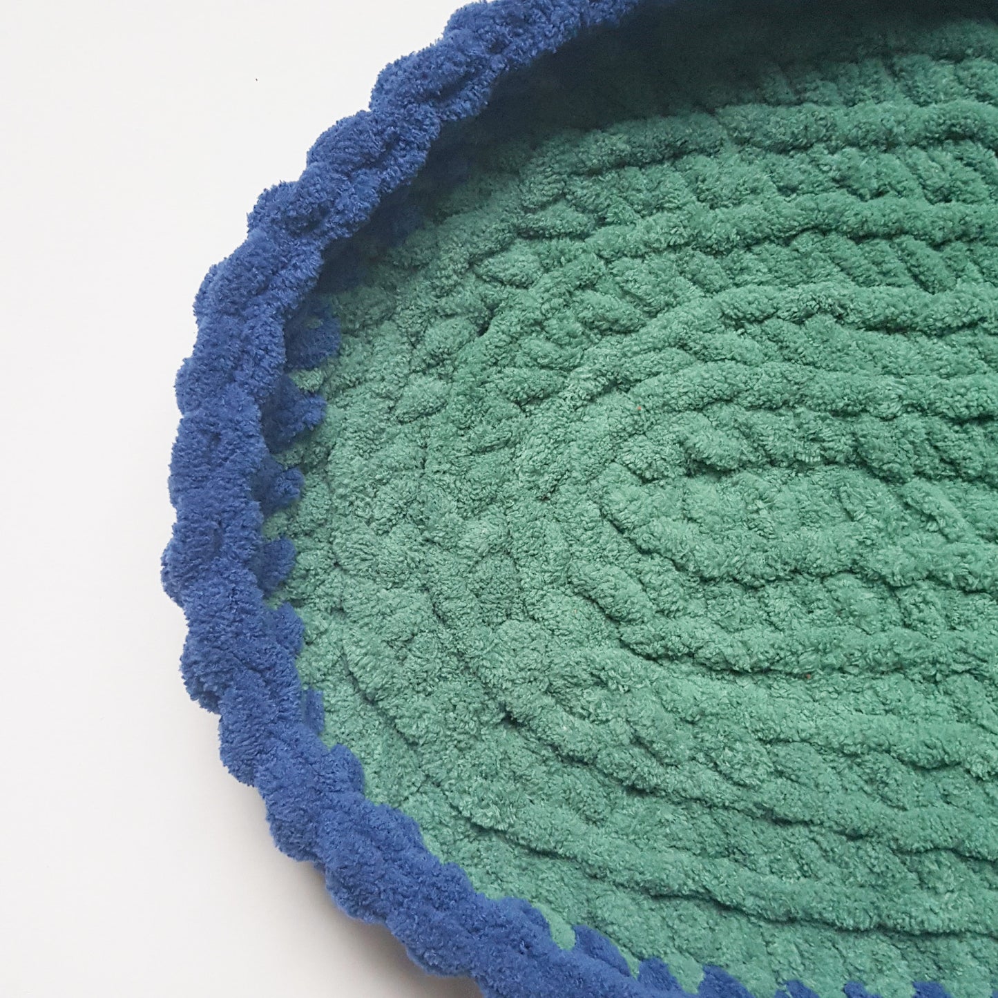 Culcus pisica pentru pervaz / mobila, verde-albastru, 60 x 35 cm, Blanosic (lucrat manual)