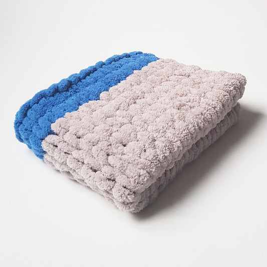 Paturica pentru catelusi baietei, bej-gri-albastru, 50x40 cm, Blanosic (lucrata manual)