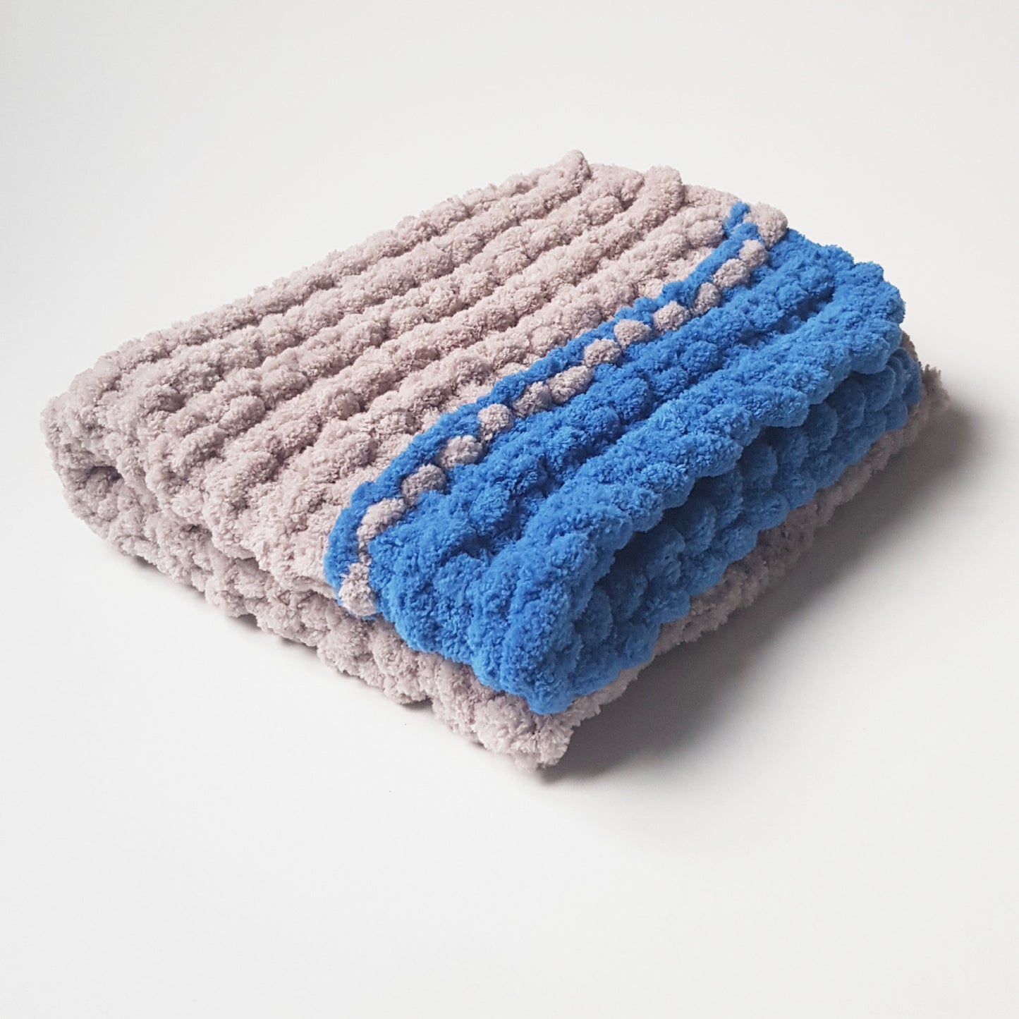 Paturica pentru catelusi baietei, bej-gri-albastru, 50x40 cm, Blanosic (lucrata manual)