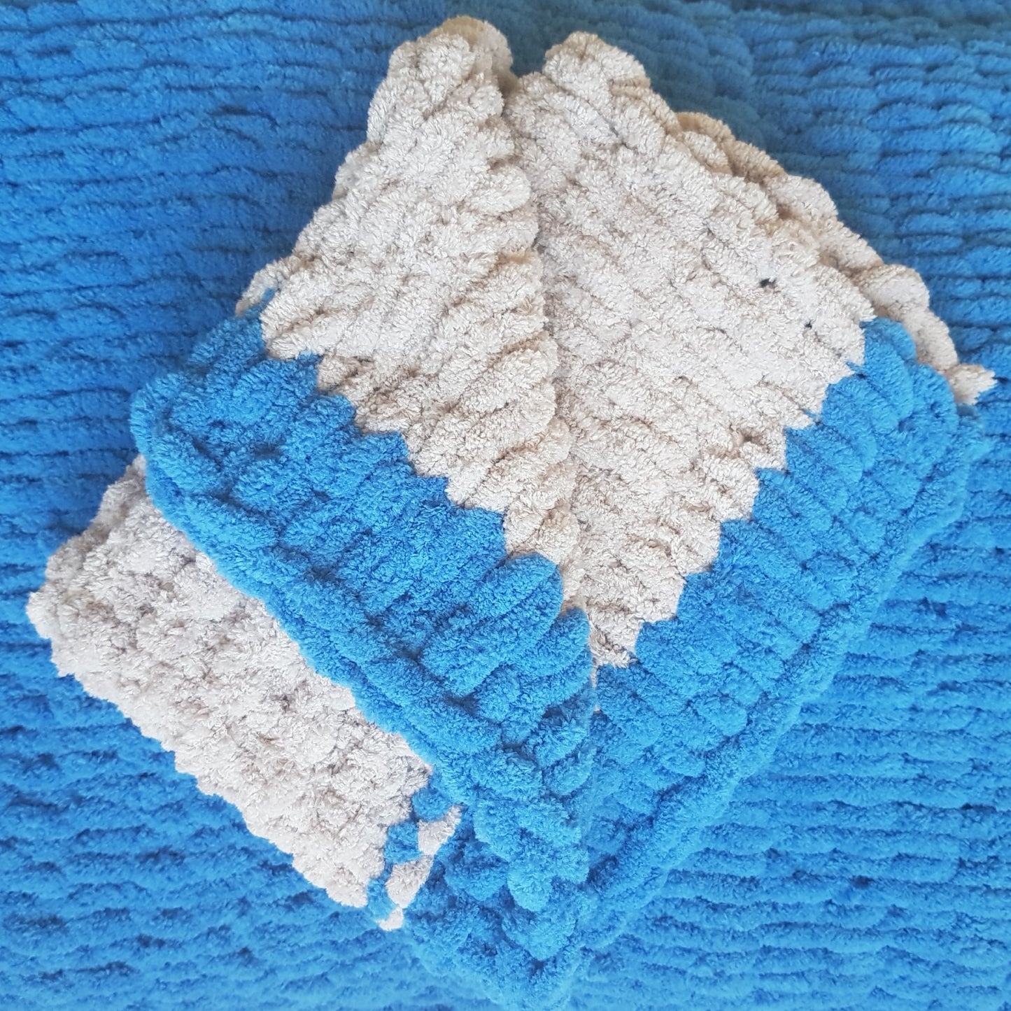 Set culcus si paturica pentru pisici si caini, albastru bej, 50x70 cm / 50x40 cm (lucrat manual)